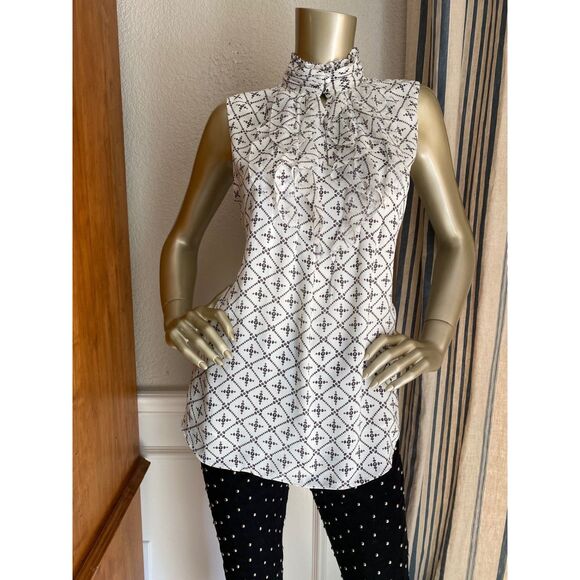 EUC White House Black Market Quilted Diamond Ruffle Sleeveless Top M - Picture 4 of 6